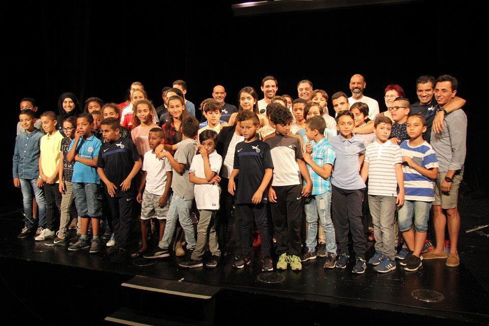10 ans AS Surieux Football Dcap L'ensemble des partenaires et des enfants sur la scène de la salle de spectacle La Ponatière