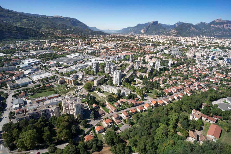 Recensement 2018 Une vue aérienne de la ville d'Echirolles