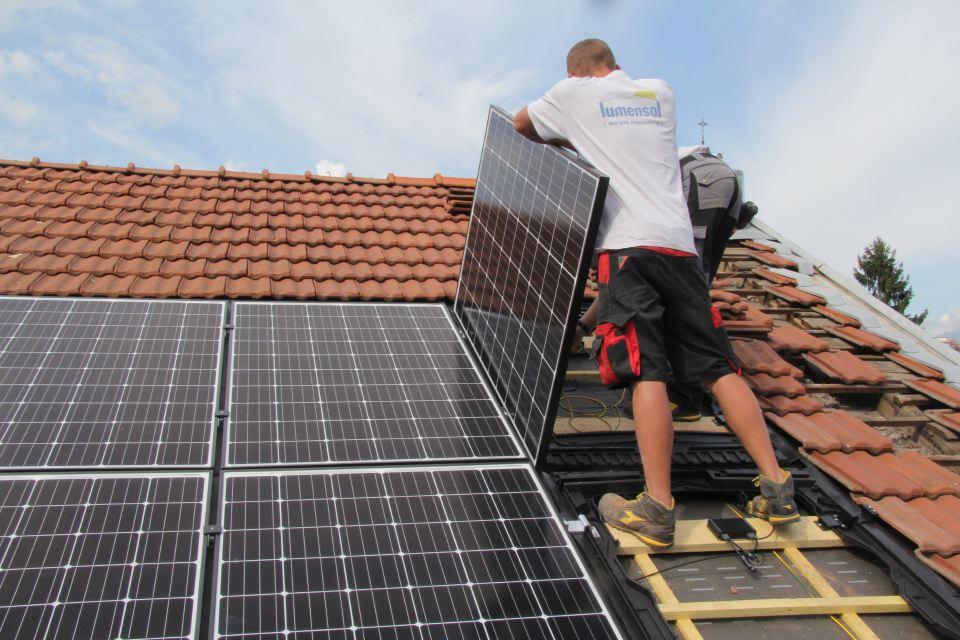 Installation de panneaux photovoltaïques sur le toit de la salle André Martin