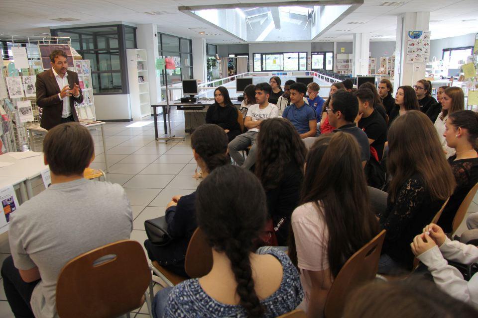 Des élèves rencontrent Nabil Louaar au CDI du lycée Marie Curie