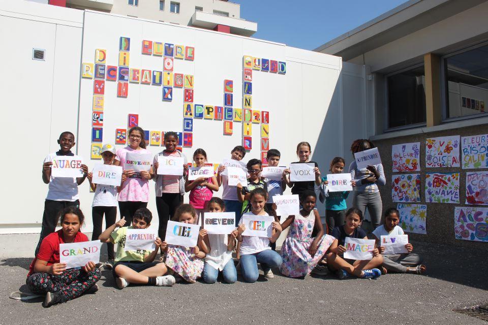 Les enfants qui ont réalisé la fresque à l'école maternelle Marat