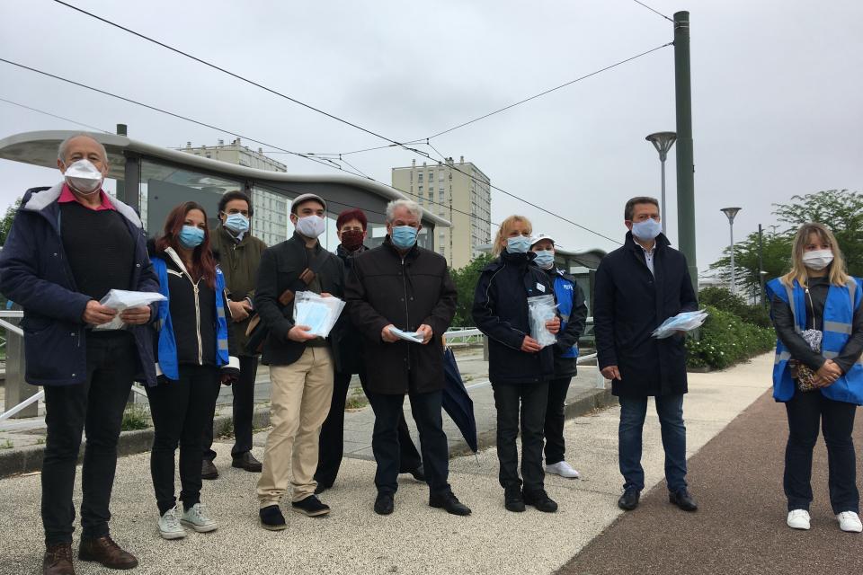 photo 12 mai 2020 8h distribution masques par SMMAG à Echirolles Gare 