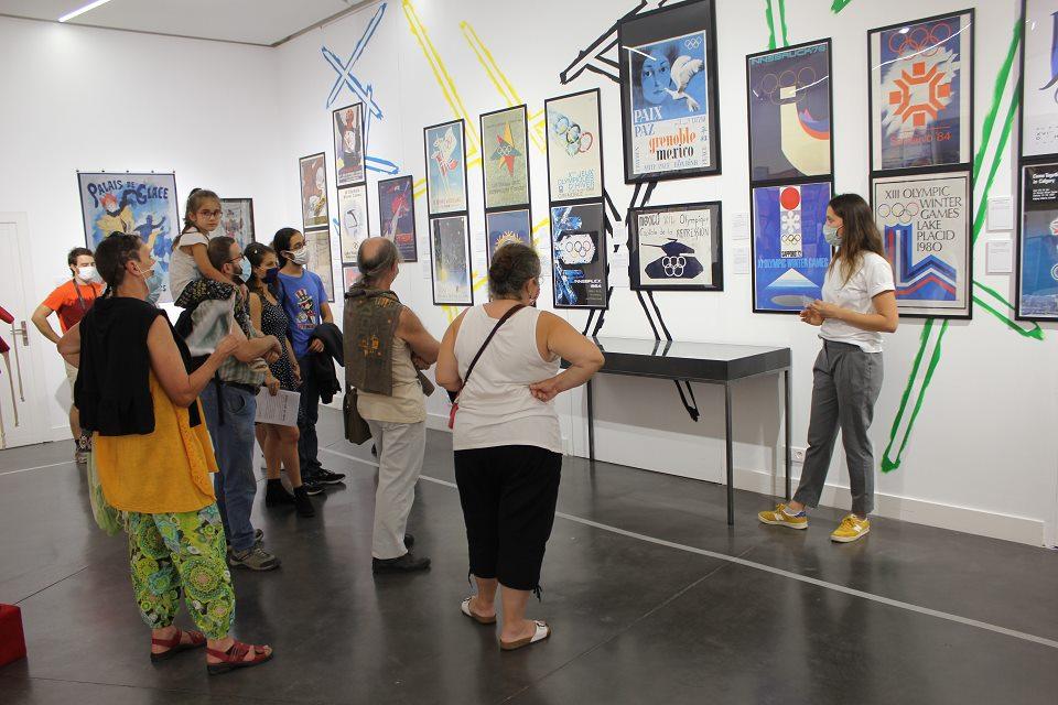 Le public visite l'exposition "L'art du sport" du Centre du Graphisme.