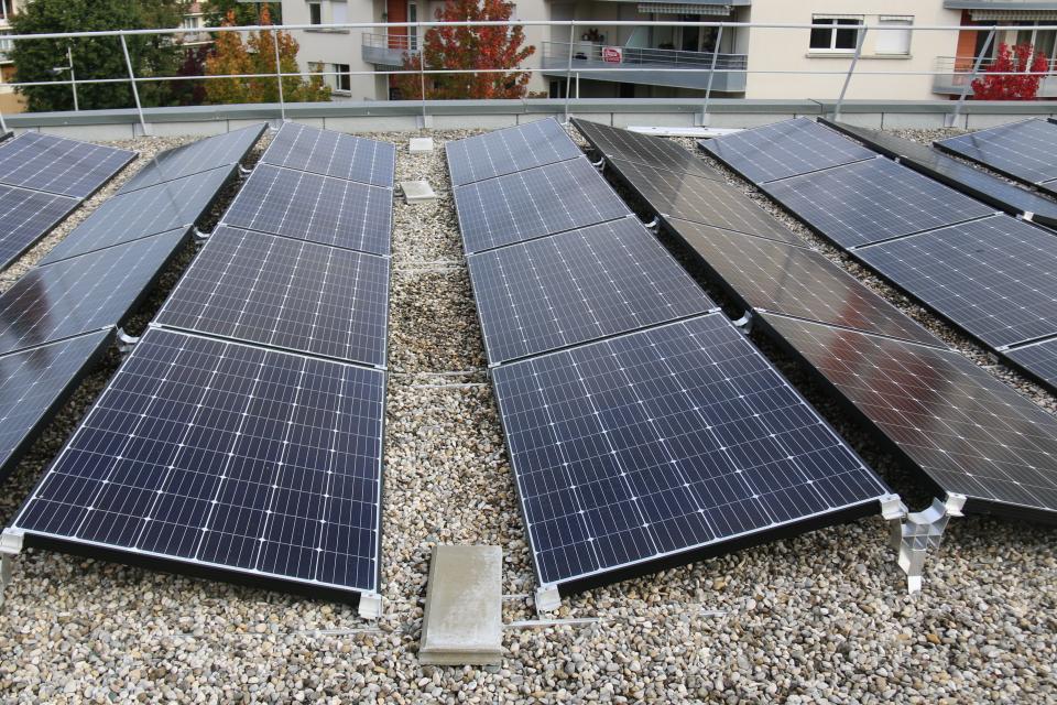 Les panneaux photovoltaïques installés sur le toit de la mairie sont en fonctionnement, et apportent de l'électricité à la Ville