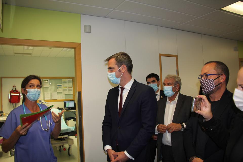 Le maire Renzo Sulli accompagne le ministre de la santé, Olivier Véran, lors de sa visite à la clinique des Cèdres.