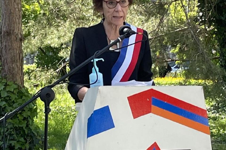  Jacqueline Madrennes, adjointe au devoir de mémoire, se tient derrière un pupitre, et s'exprime au micro concernant le génocide arménien.