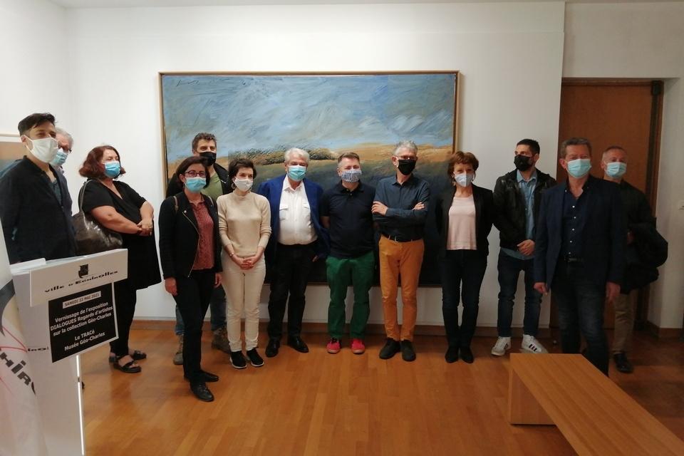 Vernissage de l'exposition Dialogues au musée Géo Charles. Les élu-es et les artistes posent devant un tableau.