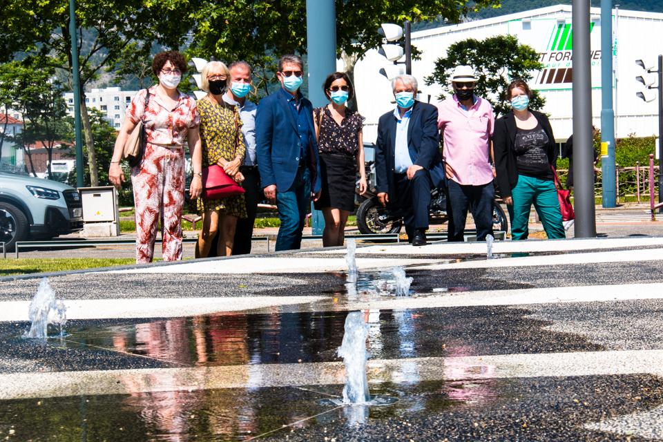 Photo prise dans le cadre de la remise en eau des fontaines 2021. Les élu-es posent derrière une fontaine.
