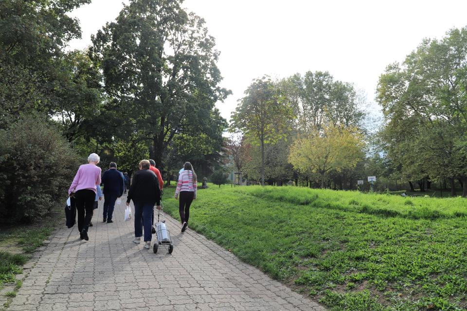 Des résidentes de Maurice-Thorez partent se promener dans le parc lors d'un atelier bien-être et santé mentale.