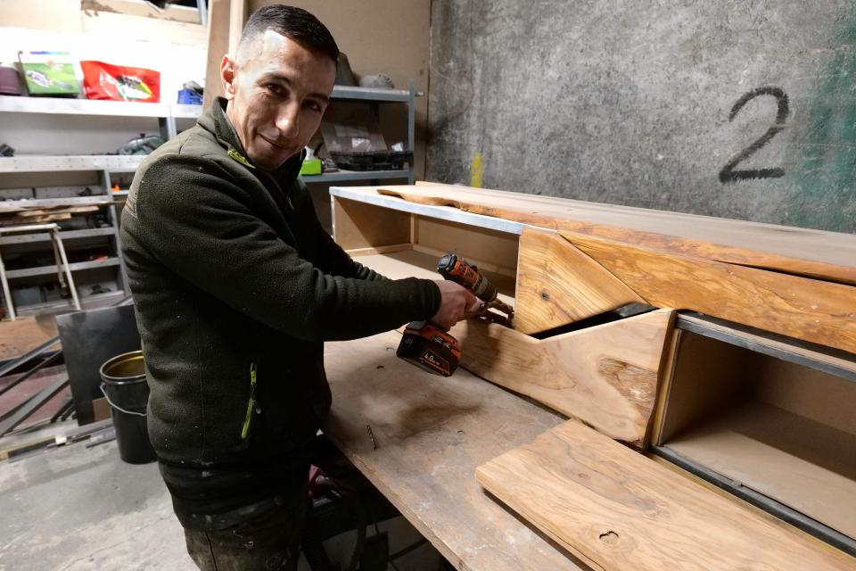 Djamel Makhlouf crée du mobilier à base de matériau de récupération.