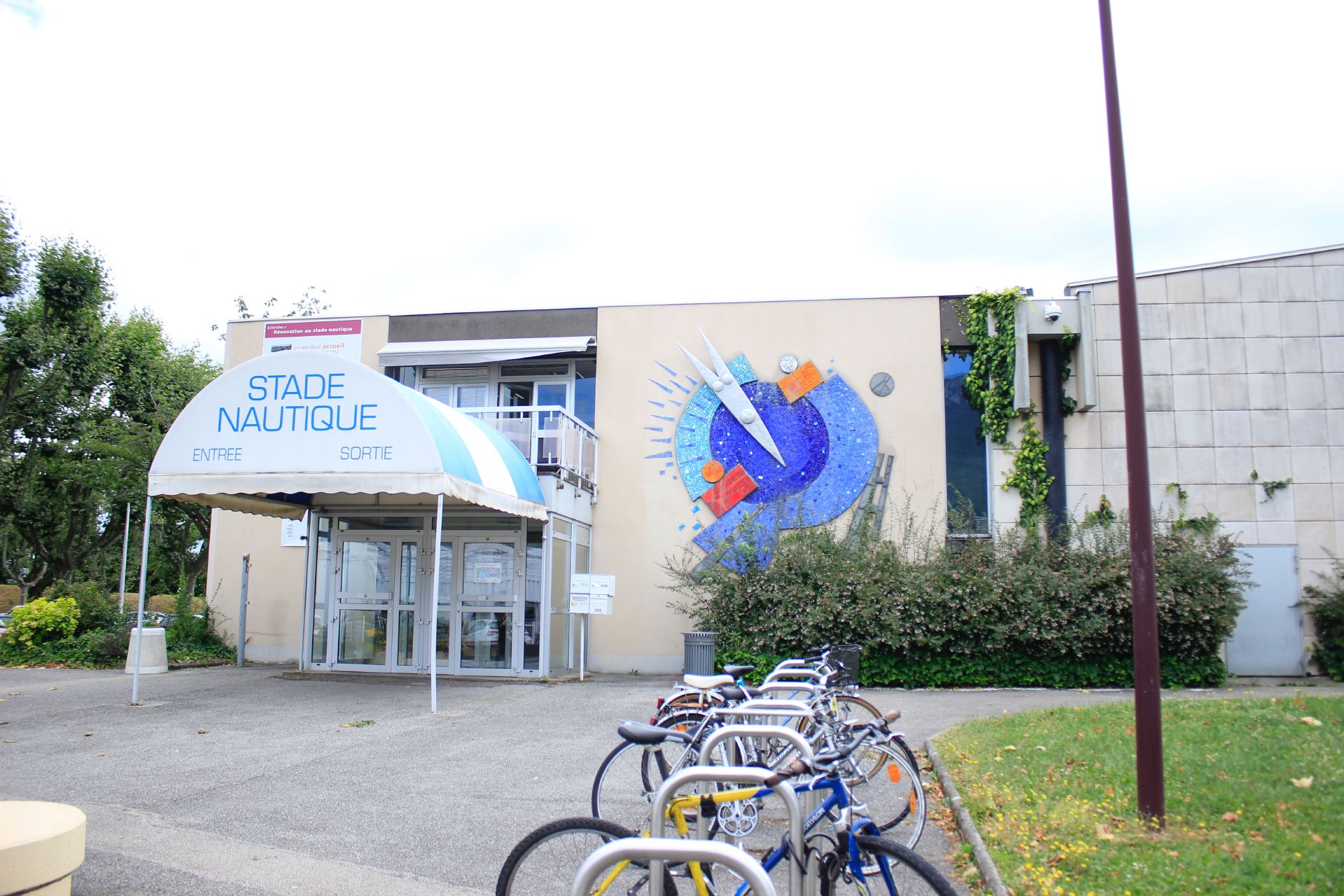 Une vue de l'entrée du stade nautique