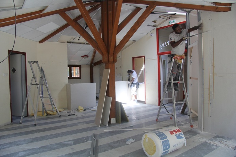 Le chantier s'est déroulé durant tout l'été, sans rupture pour les familles. Ouvrier travaillant à la crèche La Farandole