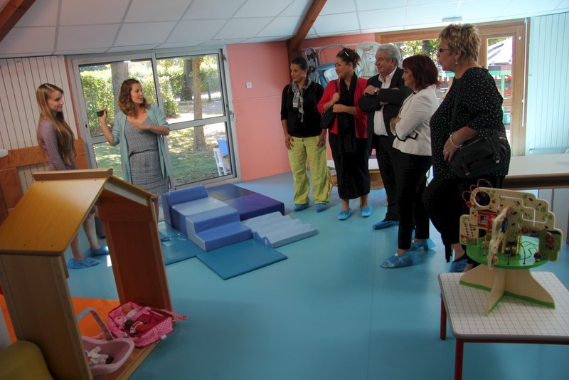 visite de la crèche la farandole par le maire