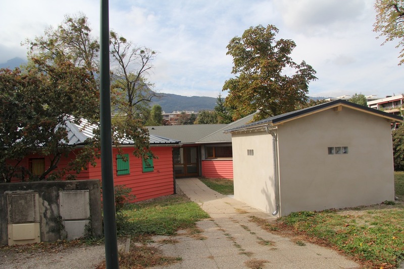 L'entrée principale de la crèche et le local extérieur pour les poussettes (à droite). vue extérieur de la crèche de la Farandole à Echirolles