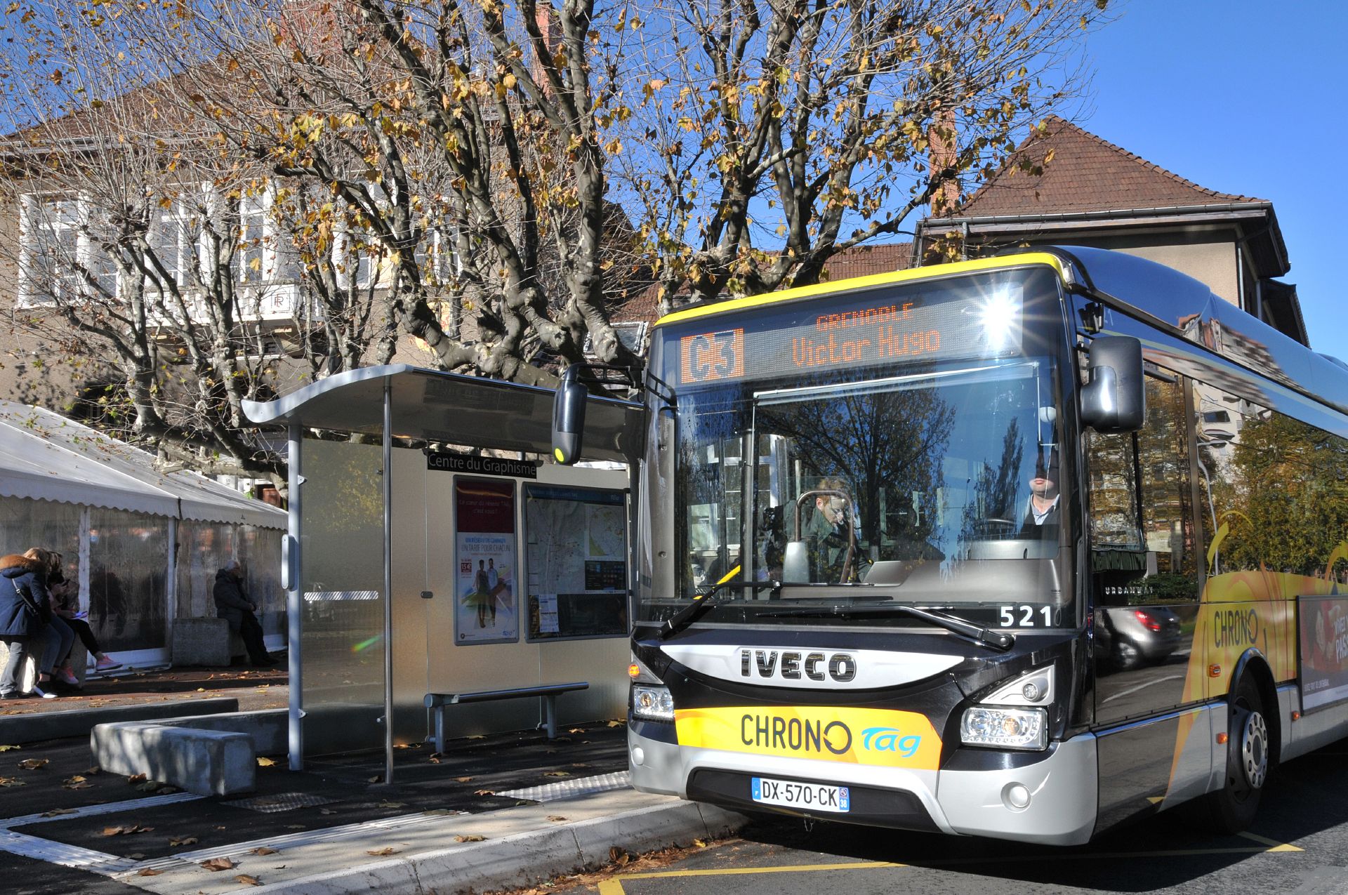 Bus de la ligne chrono C3 à un arrêt