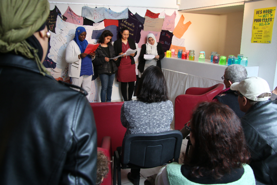 Aïda, Nadia, Nadjet et Fathia ont donné lecture de textes inspirés de leur quotidien, mis en forme avec Ali Djilali. Un groupe de quatre femmes lit des textes devant le public à la maison pour l'égalité.