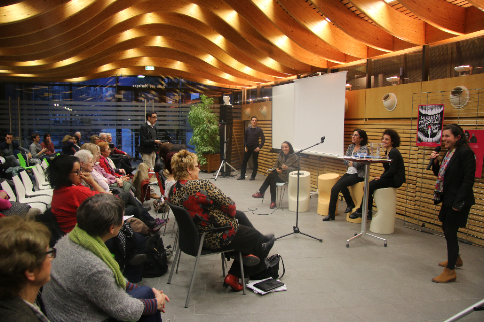 Le débat sur le sexisùme dans le lanagage animé par la sociologue Julienne Flory et la maîtresse de conférence Mireille Baurens, a constitué le temps fort de la journée. Les intervenantes font face au public dans le cadre du débat sur le sexisme dans le langage