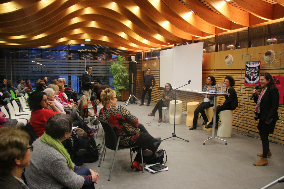 Les intervenantes font face au public dans le cadre du débat sur le sexisme dans le langage