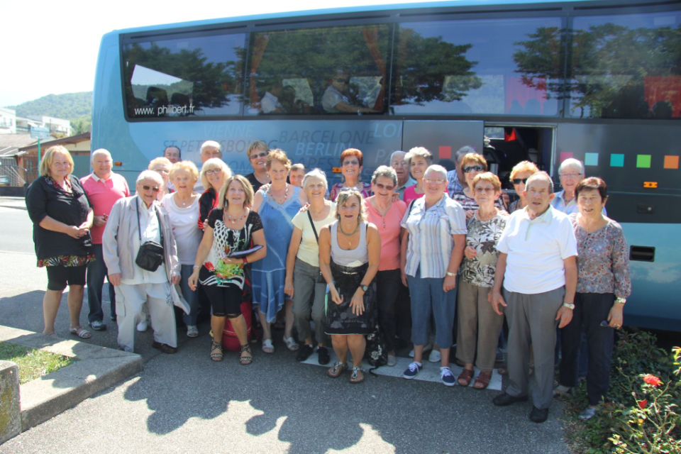 Des retraité-es, devant le bus, prennent le départ pour le centre de vacances de la Grande-Motte.