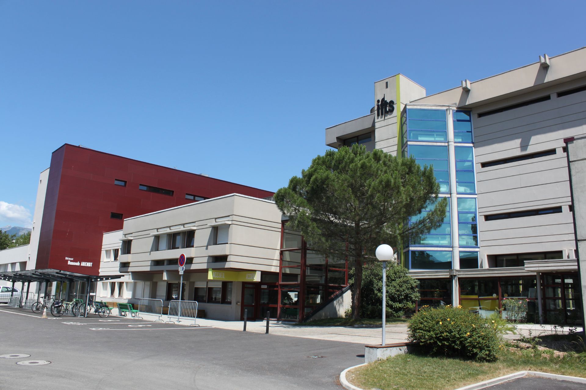 Vue de l'entrée de l'Institut de formation en travail social (IFTS).