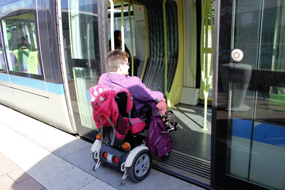 Le tram est accessible aux personnes à mobilité réduite.