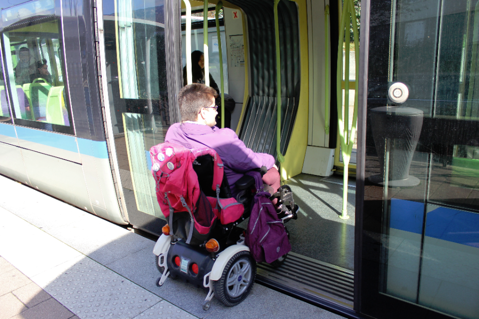 Tram et accessibilité Le tram est accessible aux personnes à mobilité réduite.