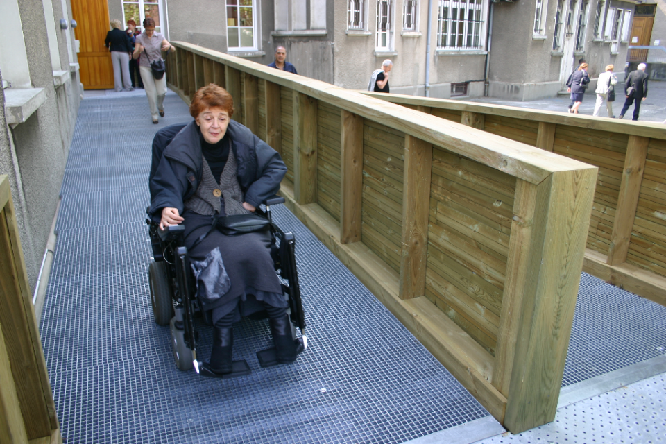 Les batiments publics Grâce à l'Ad'AP, les batiments publics sont, progressivement, rendus accessibles à tous les publics.