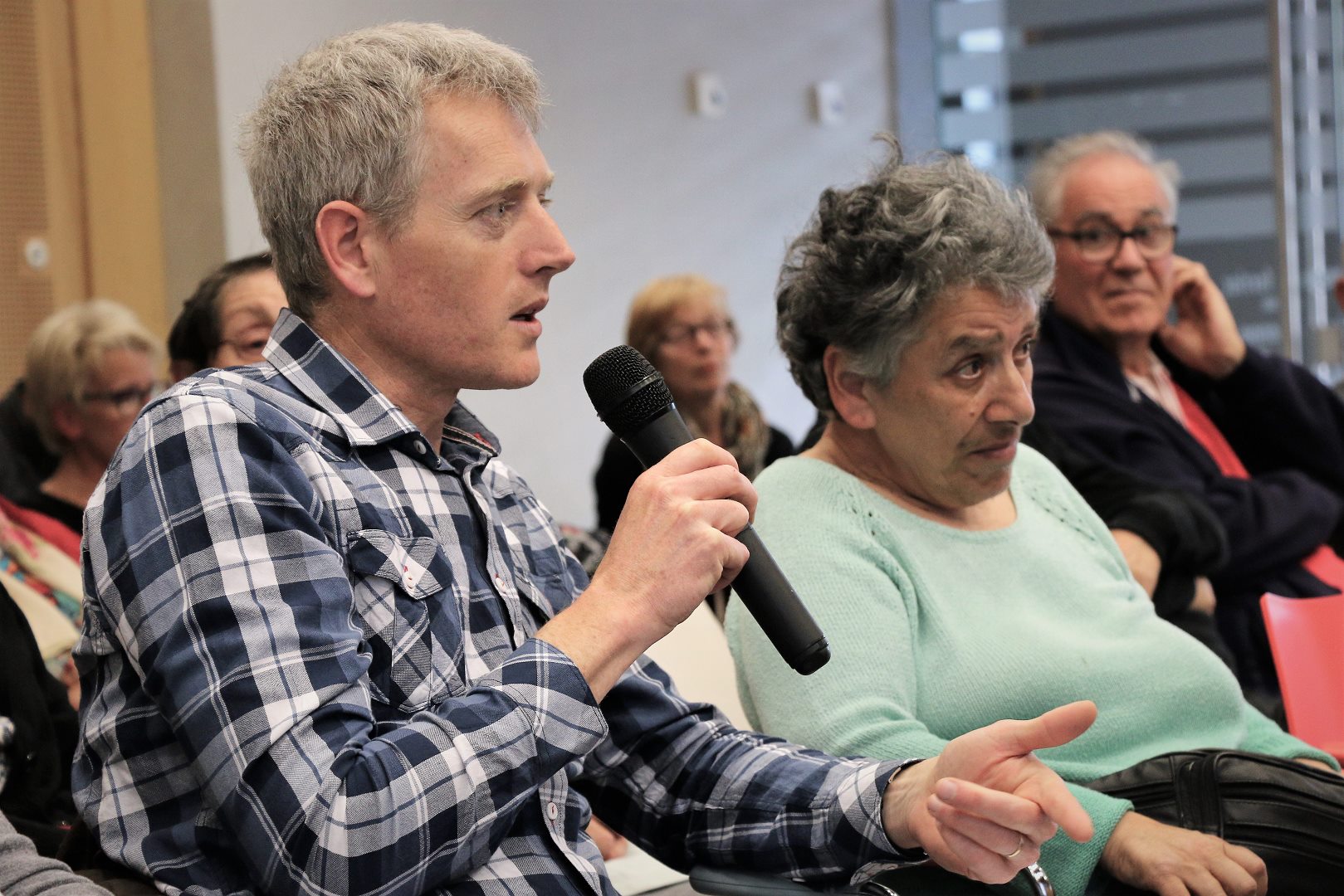 Intervention d'un habitant lors de la réunion