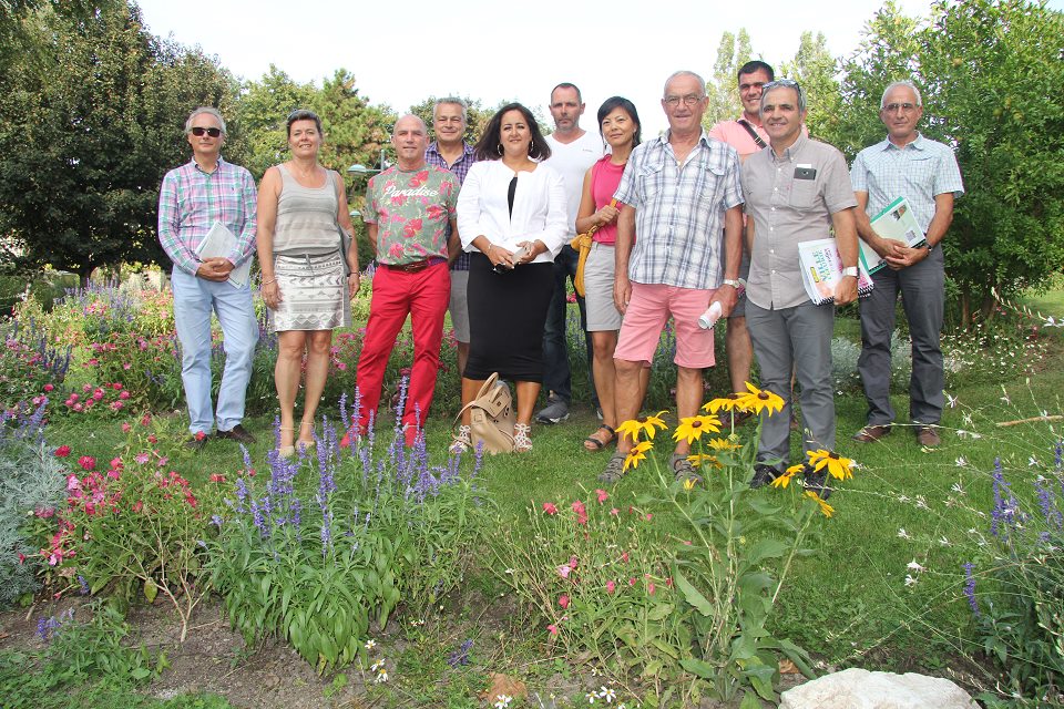 Le jury des villes et villages fleuris, avec les élu-es et agent-es du srvice des espaces verts. Visite jury villes fleuries 2017