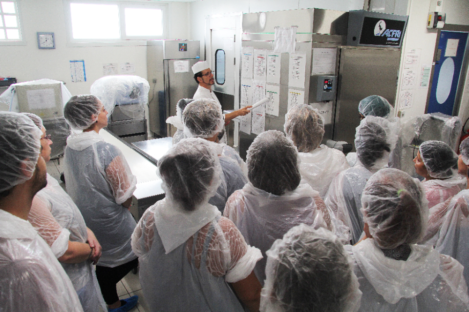 Visite de la cuisine centrale par les atsems et animateurs-relais