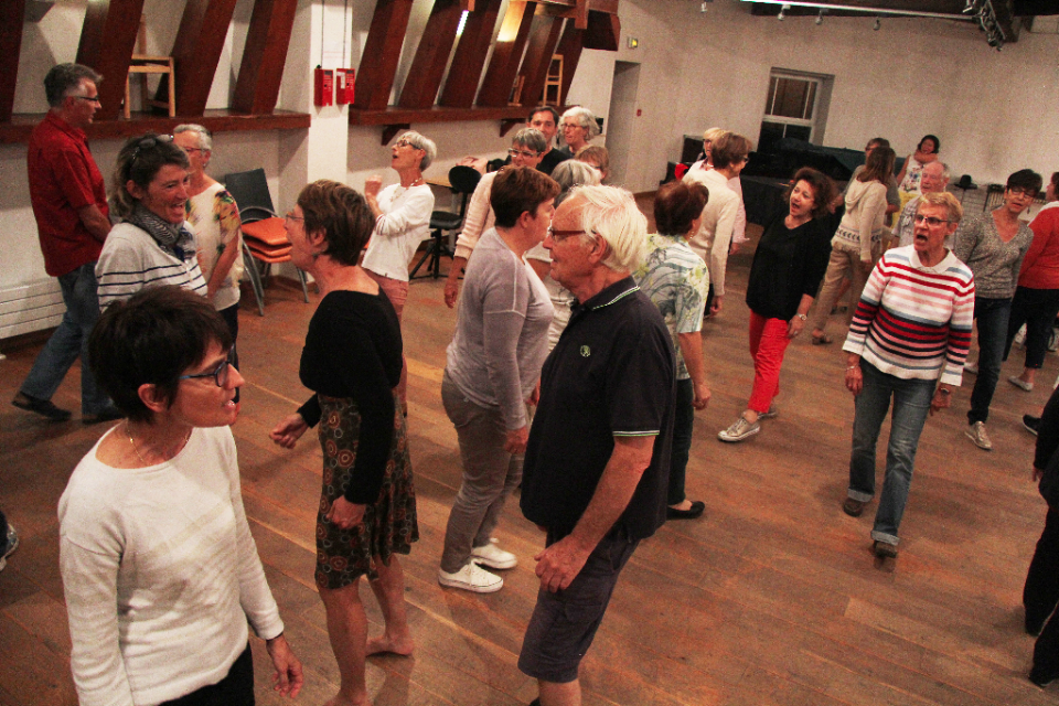 Projet participatif Le chœur de La Rampe Séance d'échauffement lors de la présentation du projet Le chœur de La Rampe