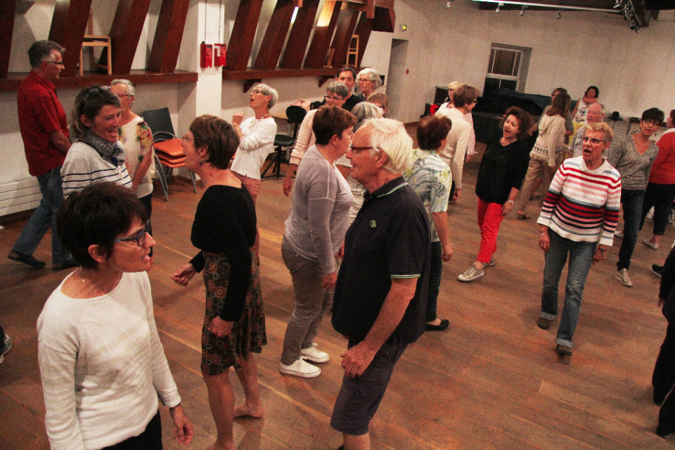 Séance d'échauffement lors de la présentation du projet Le chœur de La Rampe