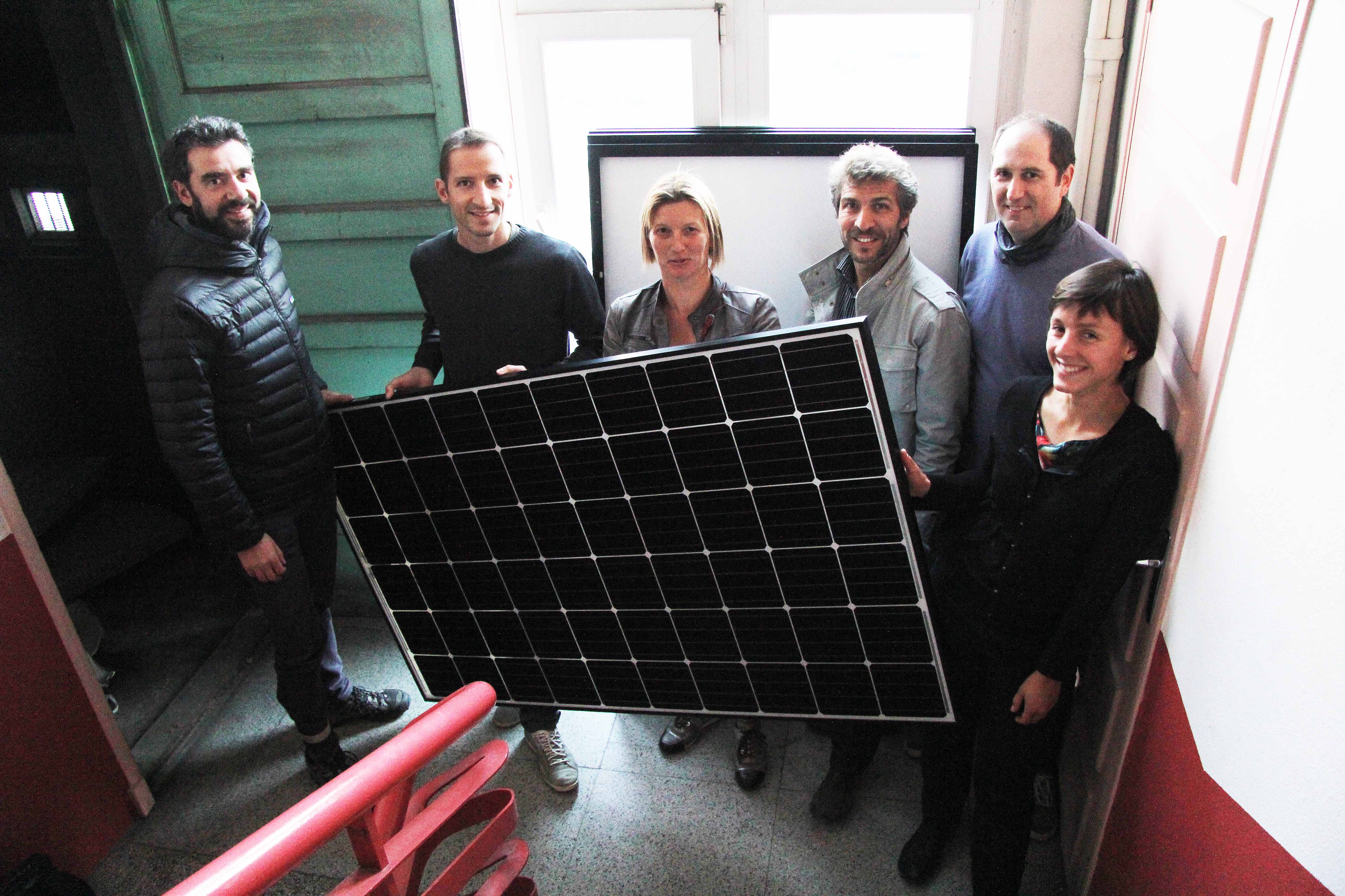 Des bénévoles participent au déplacement des panneaux solaires