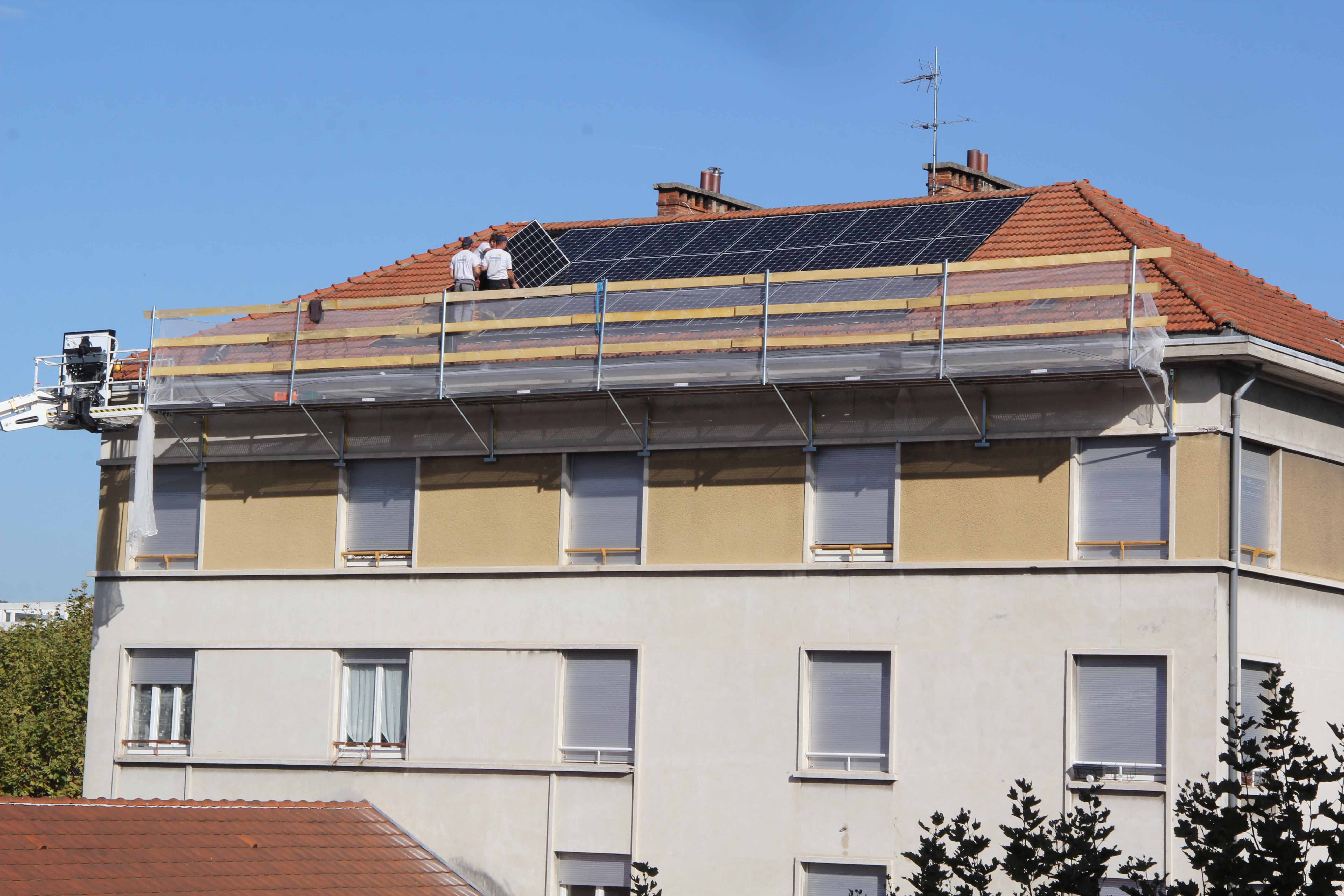 Pose d'une toiture solaire sur les anciens logements de fonction de l'école Vaillant-Couturier