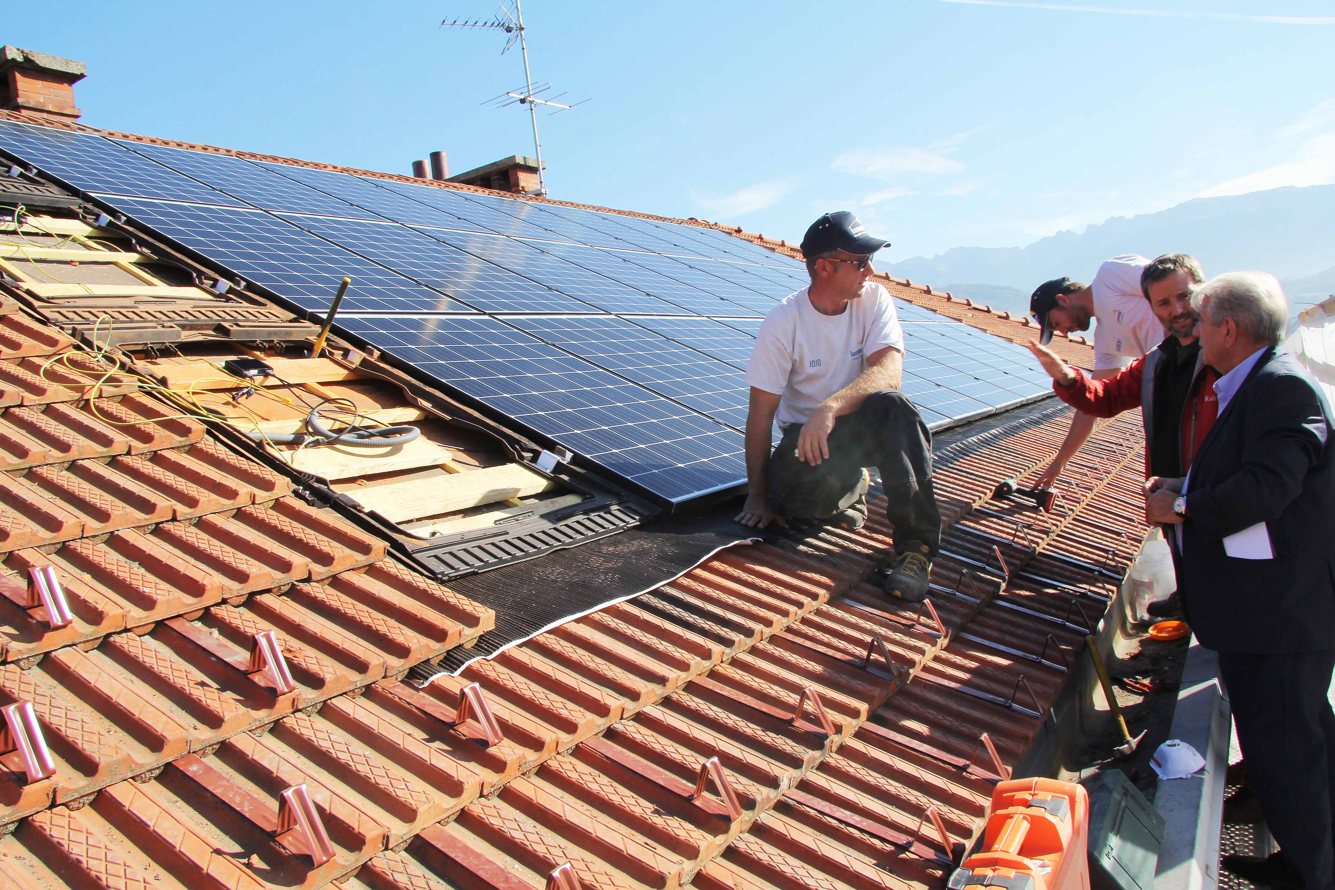 Projet solaire d'ici anciens logements de fonction de l'école Vaillant-Couturier Le maire visite le chantier de la toiture solaire