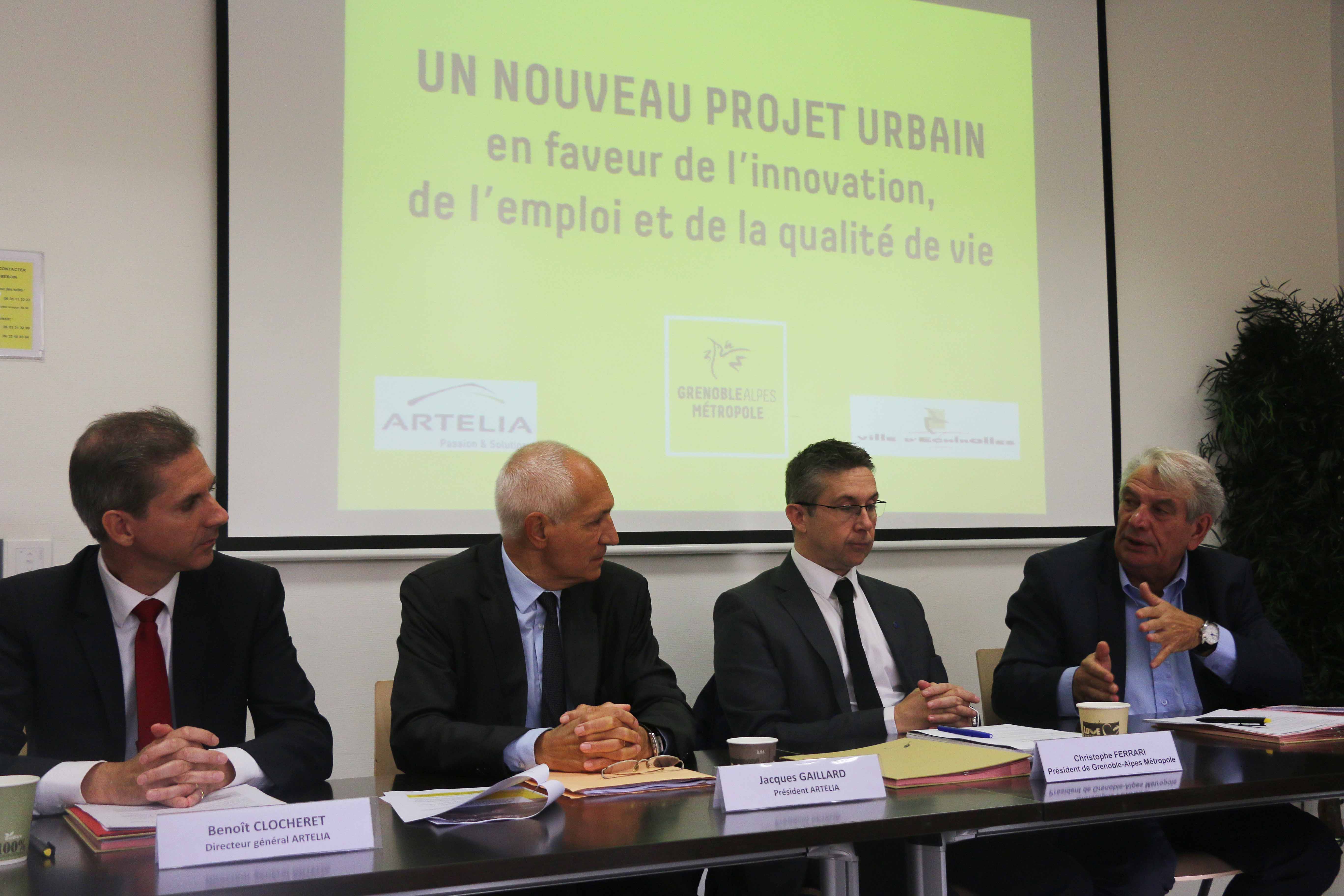 Projet urbain Artelia La signature du protocole d'accord par les représentants du groupe Artelia, Christophe Ferrari, président de la Métropole, Renzo Sulli, maire d'Echirolles et vice-président de la Métropole