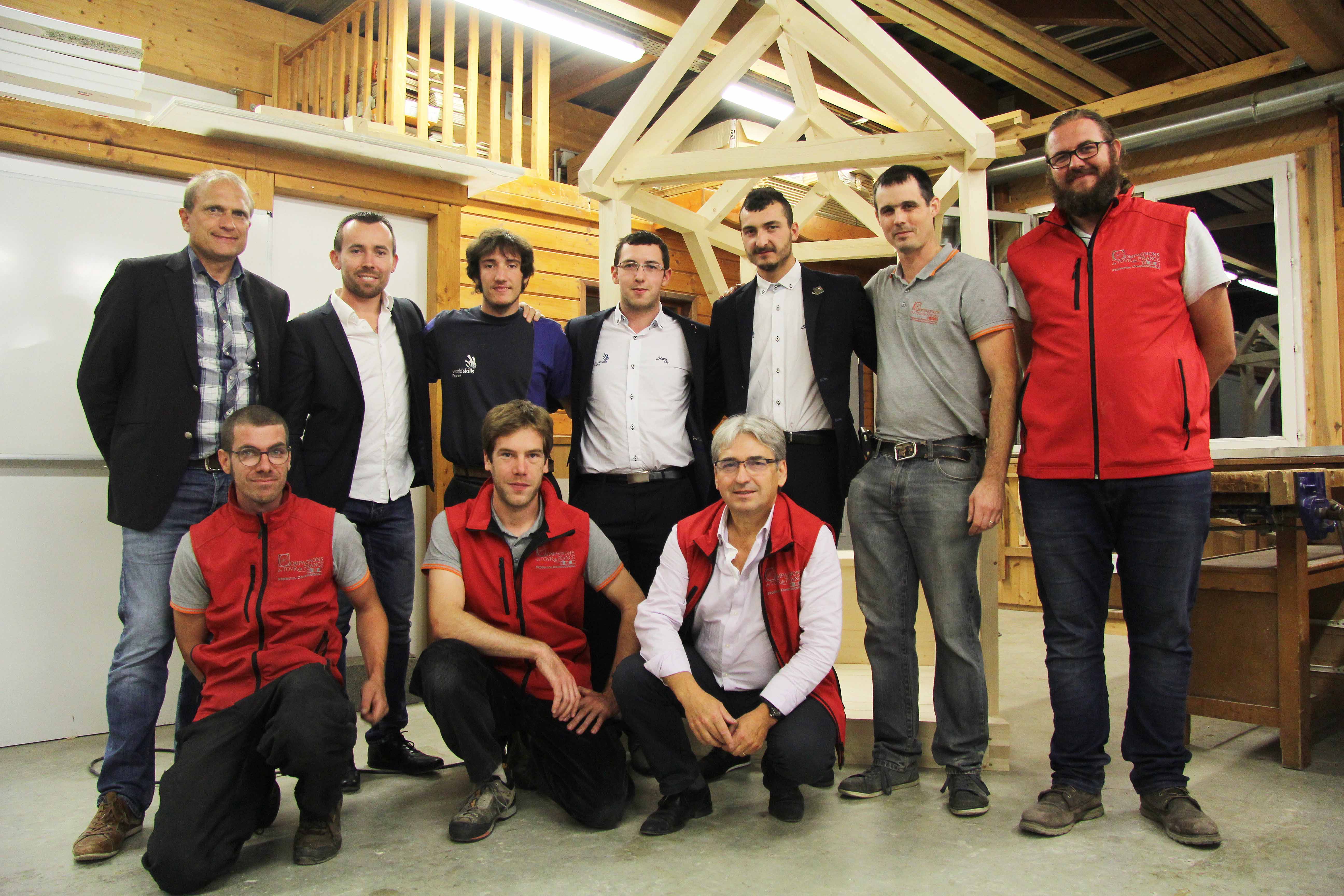 Kevin Devos, Joris Sampayo et Mario Bel aux côtés de leurs coachs et de représentants de la Fédération compagnonnique des métiers du bâtiment