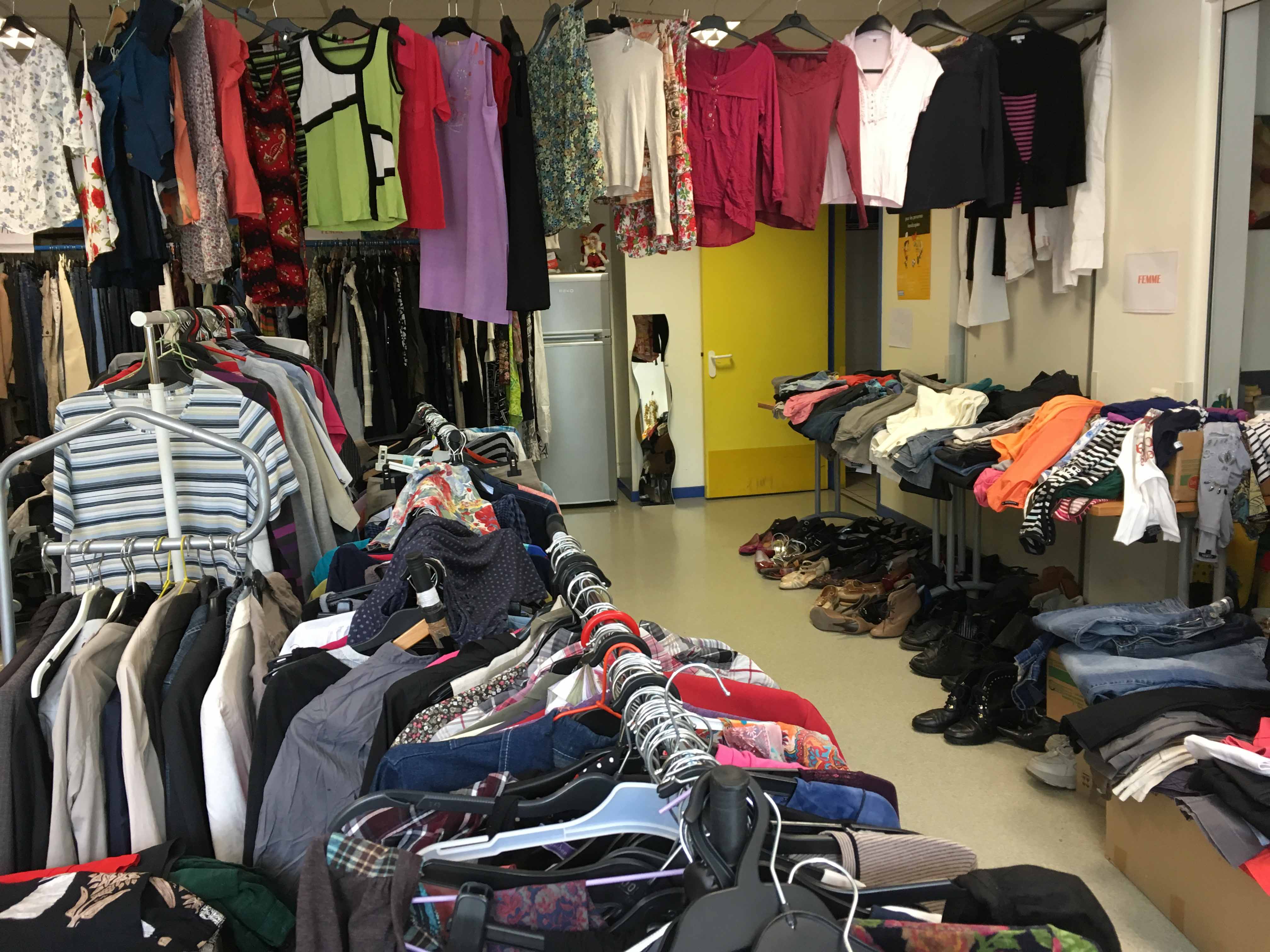 Vente vêtements Association des paralysés de France Une friperie de l'Association des paralysés de France