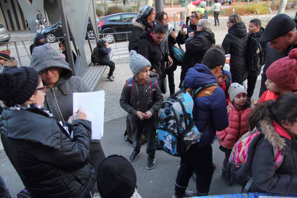 Le conseil citoyen du Village Sud à la sortie de l'école Auguste-Delaune