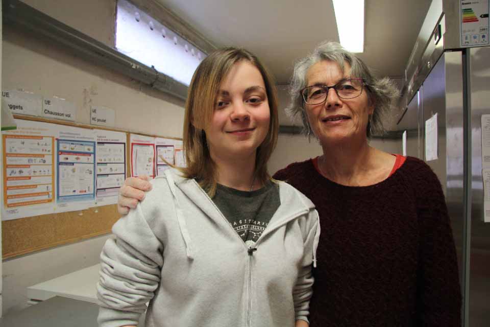 Restos du cœur équipe de distribution Marie-Estelle et Romane, deux membres de l'équipe de distribution