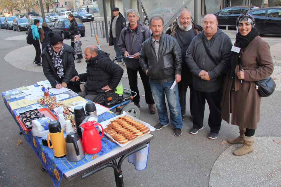 Le conseil citoyen du Village Sud à la sortie de l'école Auguste-Delaune