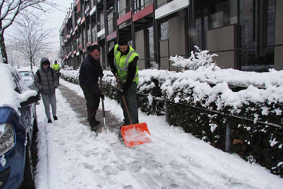 Déneigement Déneigement aux abords de l'hôtel de ville