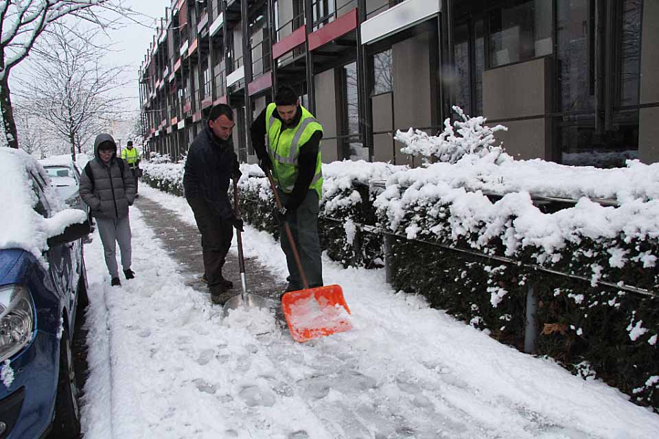 Déneigement aux abords de l'hôtel de ville