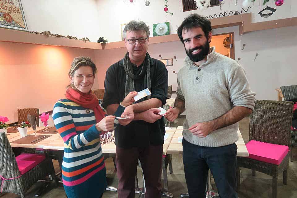 Des bénévoles de l'association Le cairn monnaie locale et citoyenne