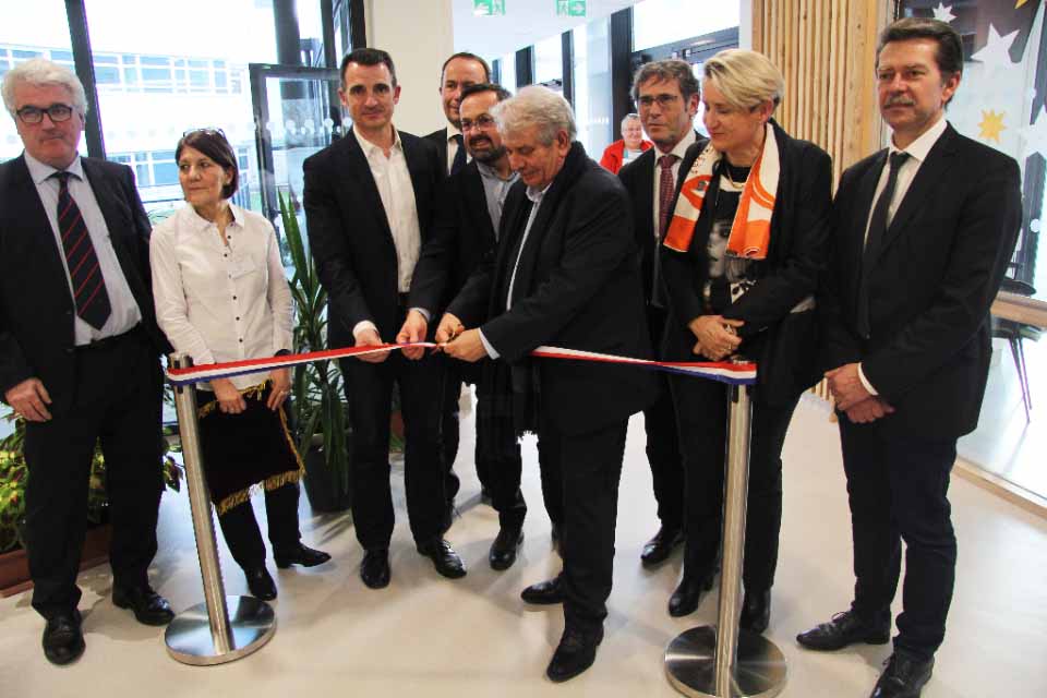 Inauguration centre de gérontologie Sud La découpe du ruban