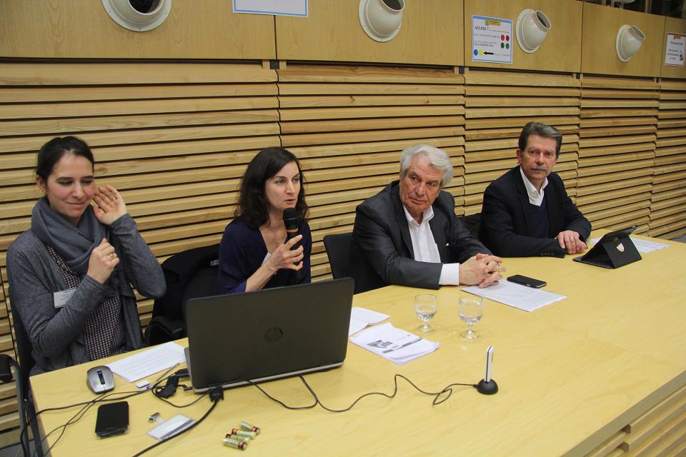 Forum 21 climat Le maire, l'adjoint et la représentante de l'agence régionale lors de l'échange collectif