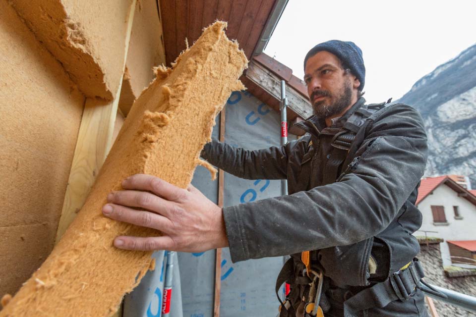 Travaux de rénovation énergétique sur la façade d'une maison individuelle