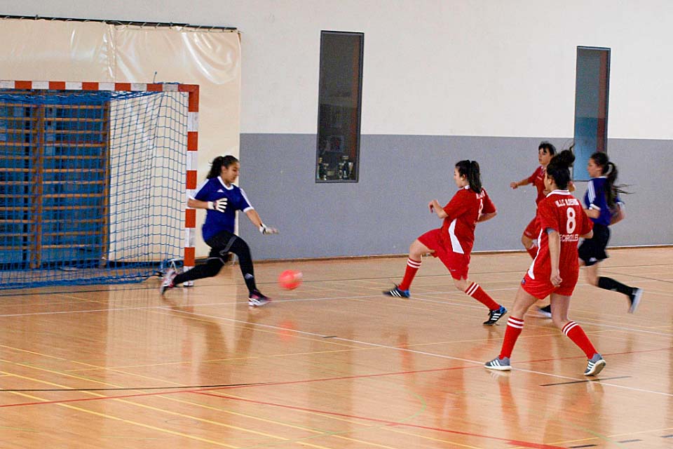 Une rencontre de futsal féminin au gymnase Lionel Terray