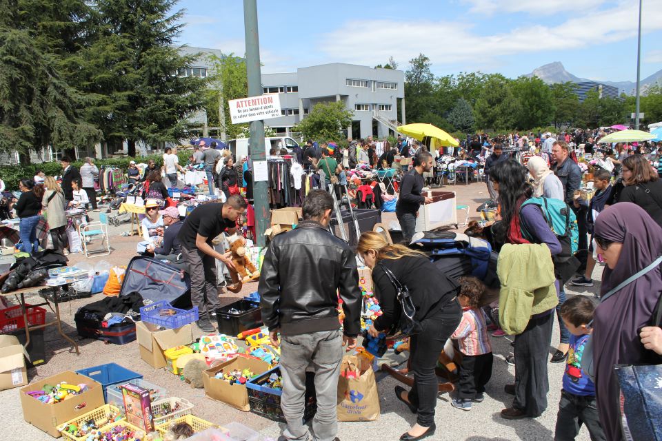 Le vide-grenier de l'association des Franco-tunisiens sur le parking du cinéma Pathé