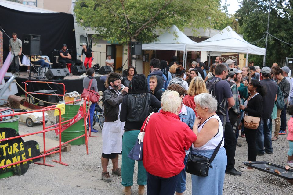 Une grande fête collective Pose première pierre centre santé village 2 santé